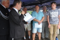 Wójt czyta list gratulacyjny dla zawodników UKS Orlik