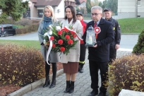 Złożenie kwiatów i zniczy przy pomniku poległych w II wojnie światowej