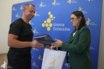 Wójt Sylwia Cieślar wręcza listy gratulacyjne