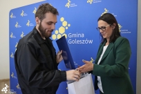 Wójt Sylwia Cieślar wręcza listy gratulacyjne