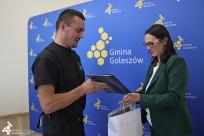 Wójt Sylwia Cieślar wręcza listy gratulacyjne