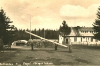 Zabudowania Śląskiej Szkoły Szybowcowej LOPP po rozbudowie zakończonej w 1938 roku. Fotografia ze zbiorów Zbigniewa Legierskiego