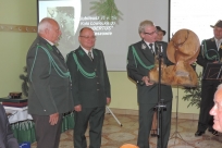 Pamiątkowa rzeźba jelenia (prezent od KŁ Bażant)