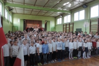 Wspólne śpiewanie hymnu w SP Goleszów