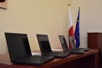 Przekazanie 40 laptopów do nauki zdalnej