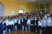 Śpiewanie hymnu w Dzięgielowie, fot. SP Dzięgielów