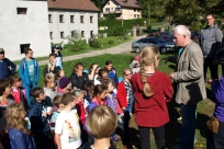 Edward Mazurek opowiada dzieciom o dziegielowskim zamku