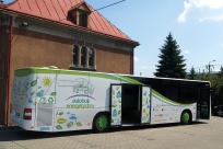 Autobus energetyczny przed budynkiem gminy