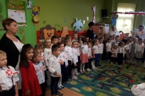 Wspólne śpiewanie hymnu w Przedszkolu Publicznym w Goleszowie