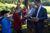 Wójt Krzysztof Glajcar i Urszula Mazurek wręczają upominki wszystkim dzieciom