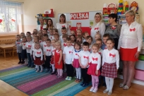 Wspólne śpiewanie hymnu w Przedszkolu w Cisownicy