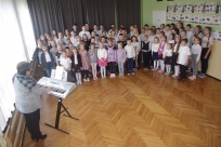 Wspólne śpiewanie hymnu w SP Bażanowice