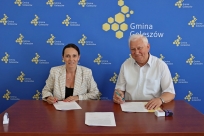 Wójt Sylwia Cieślar podpisuje umowę z przedstawicielem wykonawcy robót
