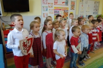 Wspólne śpiewanie hymnu w Przedszkolu w Bażanowicach