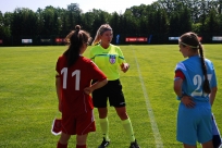 Rozgrywki dziewcząt na stadionie LKS Tempo Puńców, fot. J. Brol