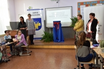 Lekcja informatyki - Wójt Sylwia Cieślar, Anna Fiedor (informatyk), Bogusława Skark (skarbnik SMD), Katarzyna Bogdał(Dyrektor SP Dzięgielów)