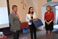 Wójt Sylwia Cieślar, radna Dorota Skark-Pieprzka wręczają okolicznościową tabliczkę Adamowi Żwakowi