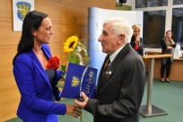 Wójt Sylwia Cieślar składa gratulacje Andrzejowi Pustówce