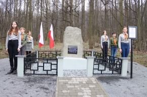 Odsłonięcie odnowionego pomnika w Cisownicy
