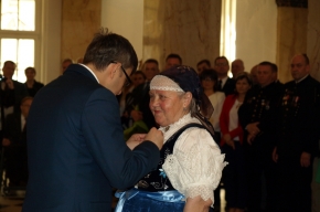Irena Klimczak podczas wręczania Złotego Krzyża Zasługi