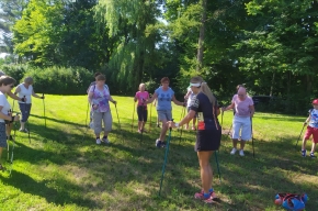Zajęcia Nordic Walking z udziałem członków Klubu Seniora w Bażanowicach