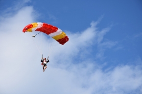 Pokaz skoków spadochroniarskich
