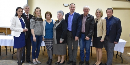 Wójt Sylwia Cieślar, zastępca przewodniczącego rady Elżbieta Duraj, radny Edward Tomica, sołtys oraz nowa rada sołecka