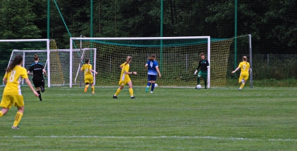 Rozgrywki dziewcząt na stadionie LKS Tempo Puńców, fot. J. Brol