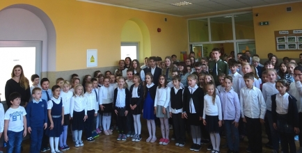 Śpiewanie hymnu w Dzięgielowie, fot. SP Dzięgielów