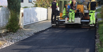 Układanie pierwszej warstwy asfaltu na ul. Stromej