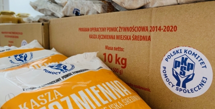 Artykuły warzywne i owocowe, a także produkty mleczne i mięsne to tylko niektóre z elementów paczek żywnościowych, które za pośrednictwem pracowników Gminnego Ośrodka Pomocy Społecznej w Goleszowie.