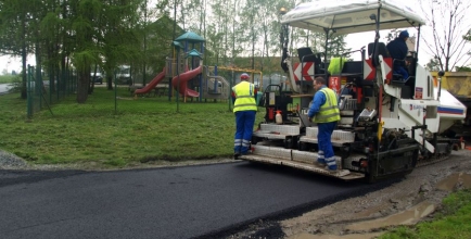 Podczas prac związanych z układaniem warstwy wiążącej - ul. Spokojna