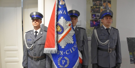 Poczet sztandarowy cieszyńskiej komendy policji