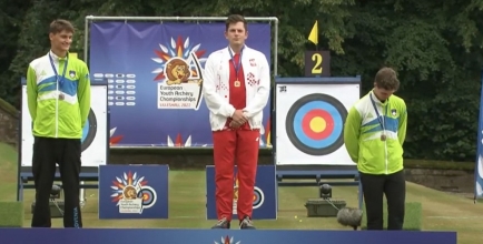 Przemysław Konecki na podium. Foto: archeryeurope