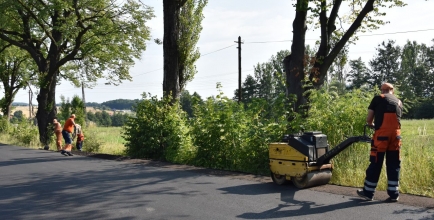 Utwardzanie pobocza na ul. Lipowej w Dzięgielowie, fot. T. Lenkiewicz