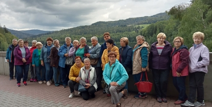 Seniorzy nad zaporą w Wiśle Czarnem