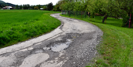 Ulica Orzechowa w Goleszowie Równi przed remontem.