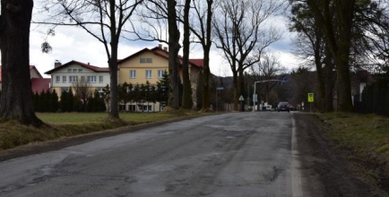 W pobliżu dzięgielowskiej szkoły m.in. wykonana zostanie nowa nawierzchnia drogi oraz powstanie chodnik, fot. Tomasz Lenkiewicz