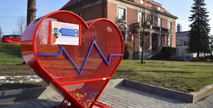 Kosz w kształcie serca przeznaczony jest na plastikowe nakrętki, bez względu na kształt czy kolor. Dodatkowo nakrętki, które trafią do „goleszowskiego serca” zbierają także gminne szkoły podstawowe.