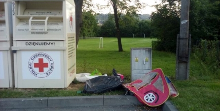 Śmieci wyrzucone obok pojemnika na odzież