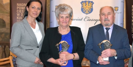 Teresa Waszut (w środku) w towarzystwie wójta Sylwii Cieślar i Pawła Stanieczka, podczas ceremonii wręczania nagród Powiatu Cieszyńskiego