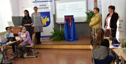Lekcja informatyki - Wójt Sylwia Cieślar, Anna Fiedor (informatyk), Bogusława Skark (skarbnik SMD), Katarzyna Bogdał(Dyrektor SP Dzięgielów)