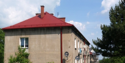 Pierwszy blok z wyremontowanym dachem, fot. Tomasz Lenkiewicz