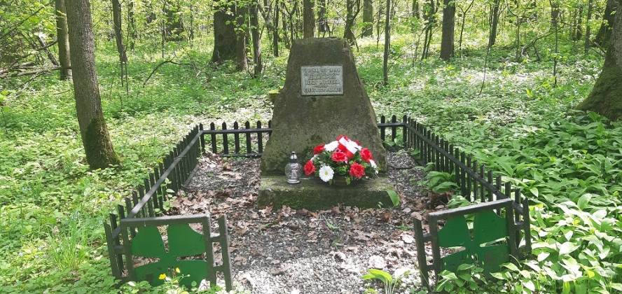 Obelisk posadowiony w miejscu rozstrzelania Jerzego Wisełki, fot. T. Lenkiewicz