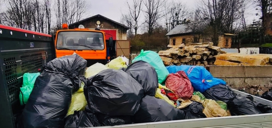 W Goleszowie Górnym i Dolnym, a także w Kozakowicach i Puńcowie mieszkańcy, społecznicy, strażacy, sołtysi, radni gminni i sołeccy zorganizowali akcję sprzątania swojej najbliższej okolicy.