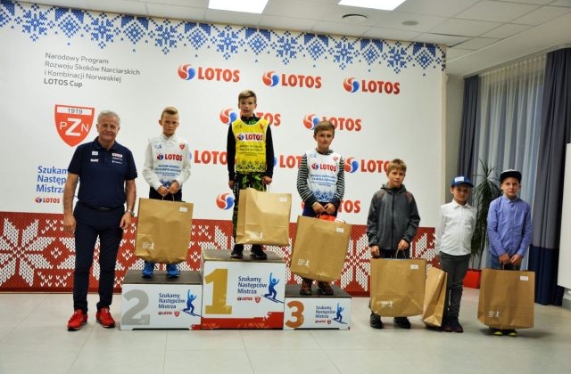 Antoni Orawski na drugim stopniu podium, fot. Anna Karczewska PZN