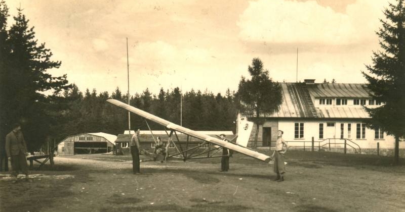 Zabudowania Śląskiej Szkoły Szybowcowej LOPP po rozbudowie zakończonej w 1938 roku. Fotografia ze zbiorów Zbigniewa Legierskiego