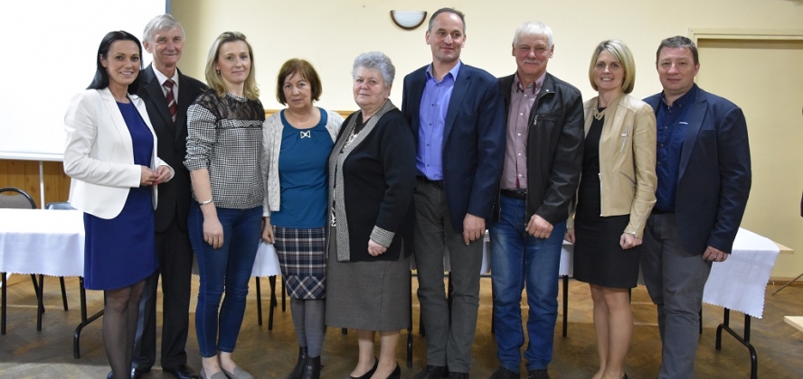 Wójt Sylwia Cieślar, zastępca przewodniczącego rady Elżbieta Duraj, radny Edward Tomica, sołtys oraz nowa rada sołecka