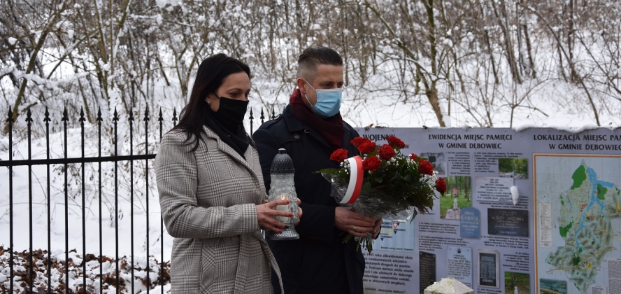 Wójt Sylwia Cieślar wraz Wójtem Tomaszem Brannym przy grobie poległych