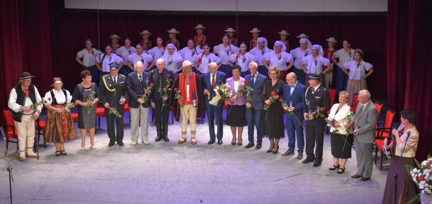 Wszyscy laureaci na scenie cieszyńskiego teatru